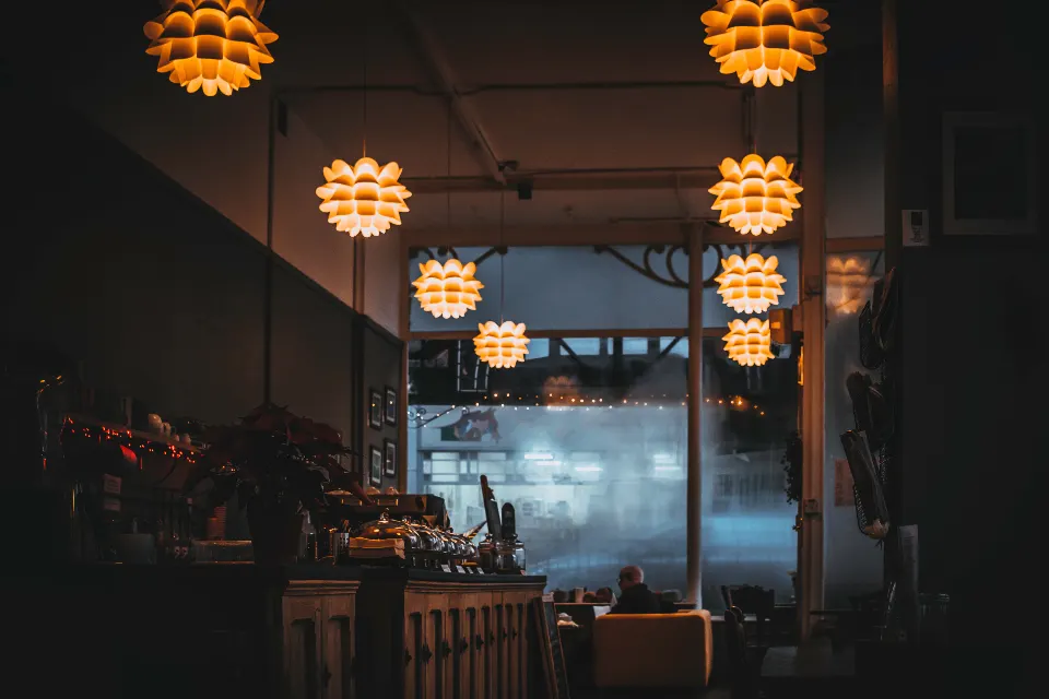 El comedor de un restaurante con las luces encendidas antes del servicio